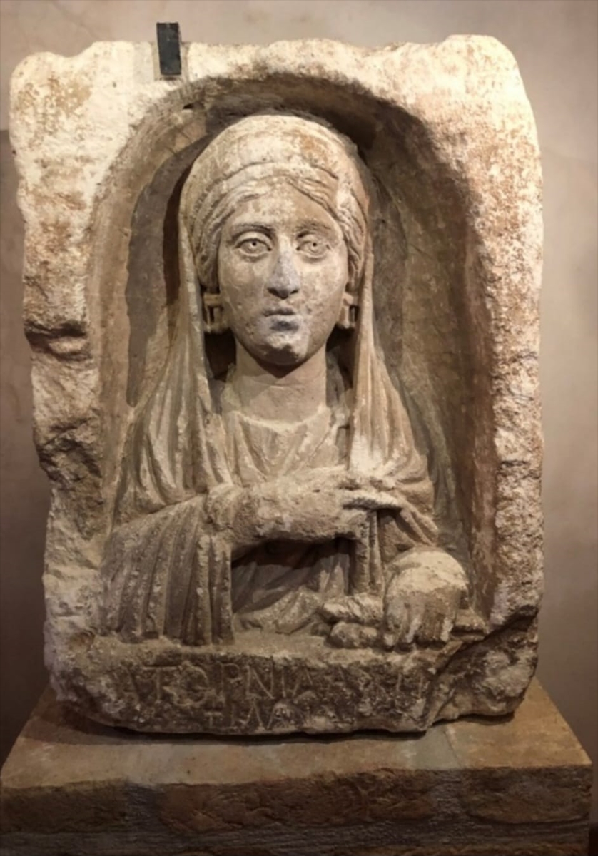 AA-20230428-30985038-30985037-ZEUGMA_ANTIK_KENTINDEN_KACIRILAN_1800_YILLIK_MEZAR_STELI_TURKIYEYE_IADE_EDILDI