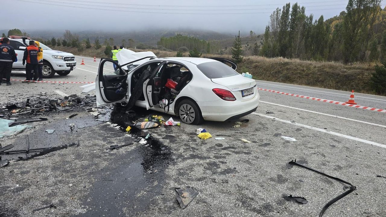 Erzincan'da iki otomobil çarpıştı, 5 kişi öldü - Bengü Türk