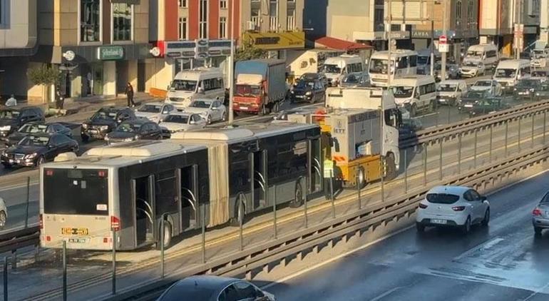 Avcılarda metrobüste yangın Yolcular tahliye edildi