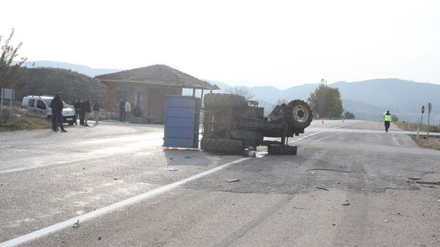  İşçi servisi ile traktör çarpıştı: 16 yaralı