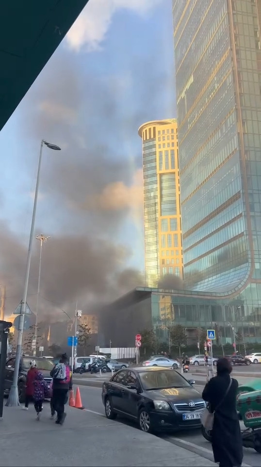 İstanbul'un Göbeğindeki AVM'de Yangın - Resim : 2