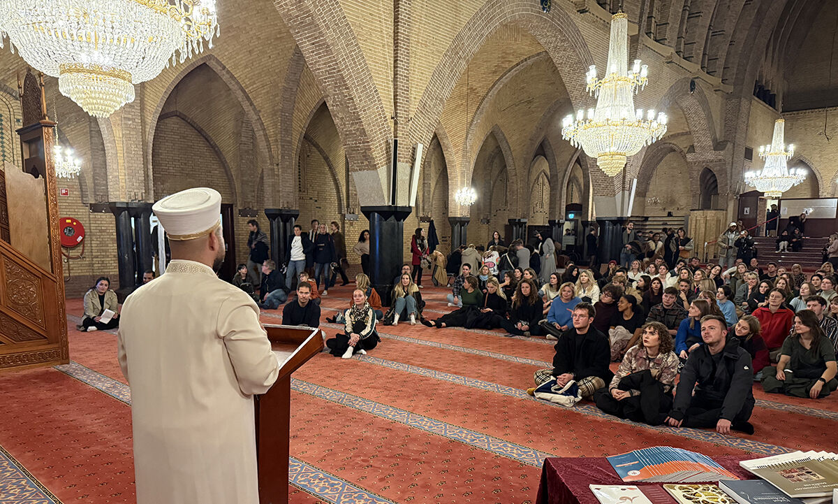 Bağdaş kurup namazı seyrettiler! Amsterdam'da kiliseden çevrilen Fatih  Camisi gayrimüslimlere açıldı | Türkiye Gazetesi