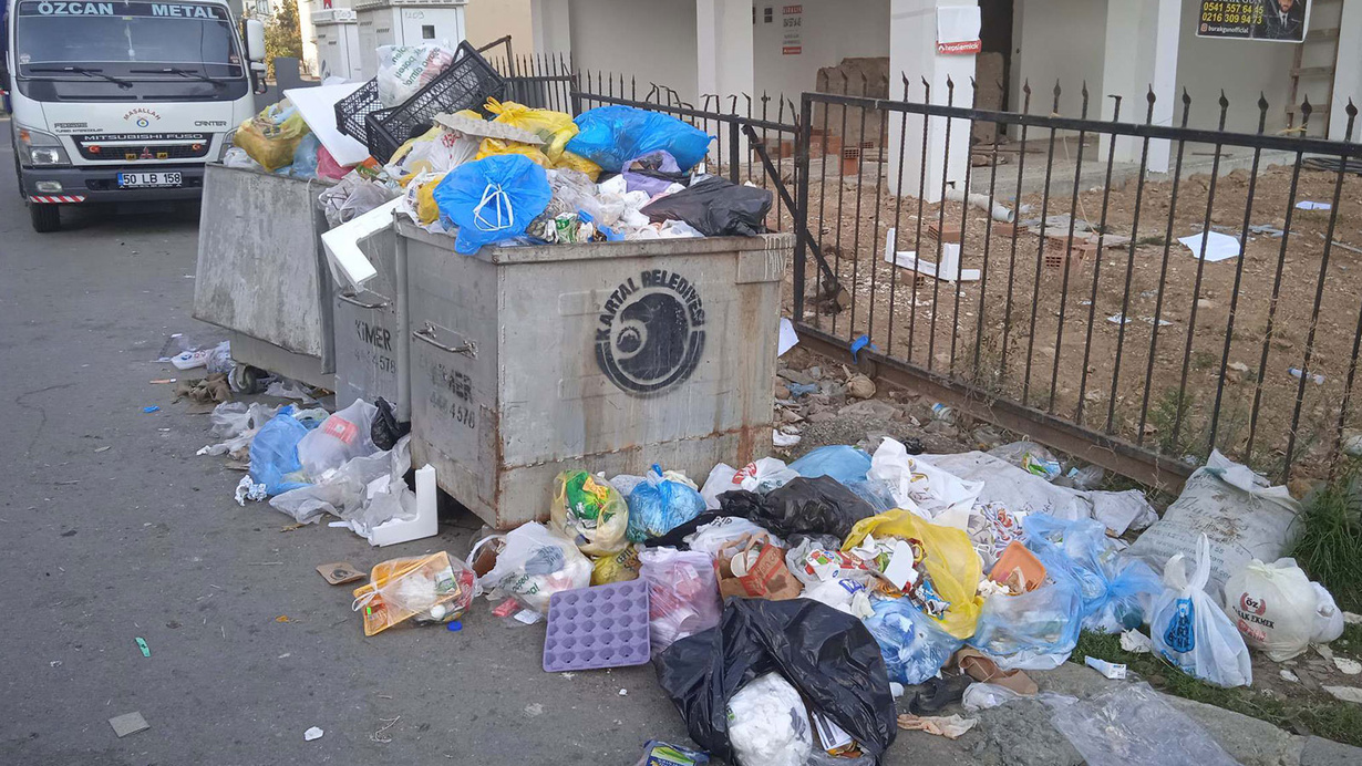 Kartal'da temizlik işçilerinden grev kararı! Sokaklar çöp yuvasına döndü