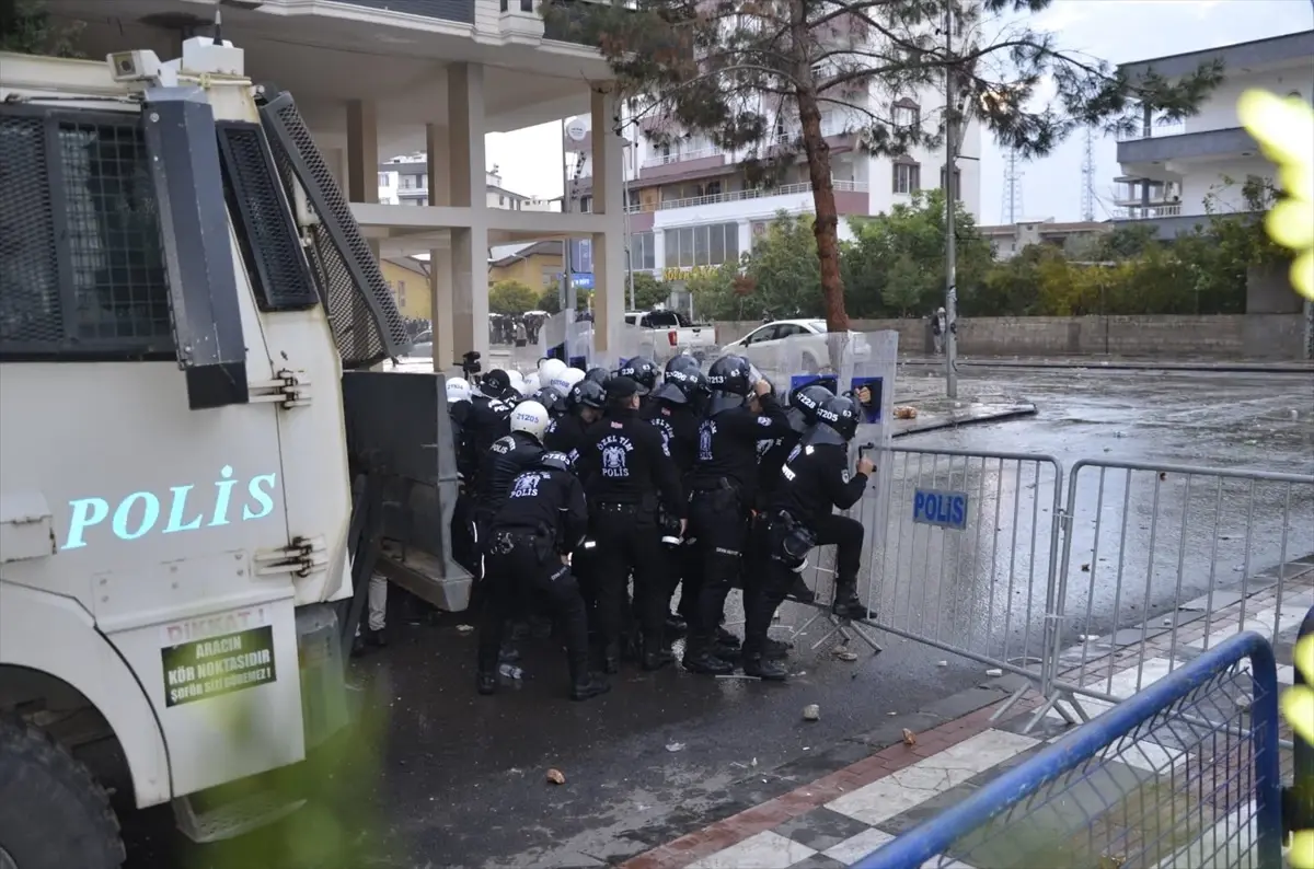 Halfeti'de Polislere Taşlı Saldırı - Son Dakika