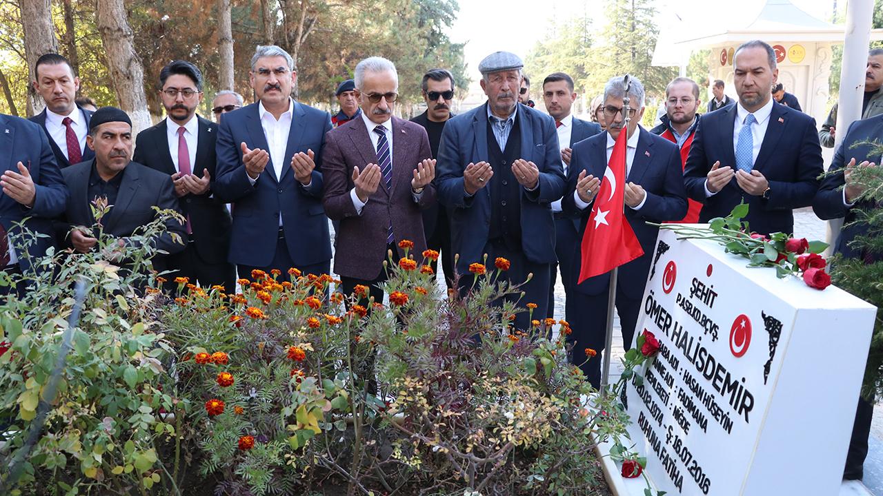 Bakan Uraloğlu, şehit Ömer Halisdemir'in kabrini ziyaret etti