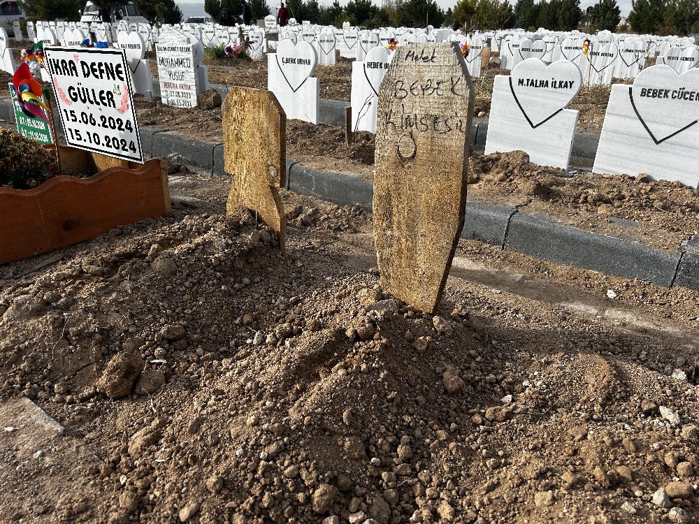 Sivas'ta parçalanmış bebek cesedi bulundu "Melek Bebek Kimsesiz" yazılı  mezarına defnedildi | 3. Sayfa