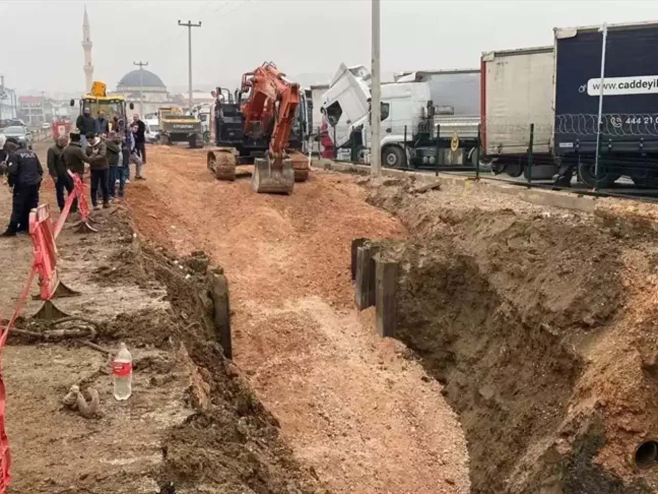 İnegöl'de Altyapı Çalışması Sırasında Toprak Altında Kalan İşçi Hastaneye Kaldırıldı