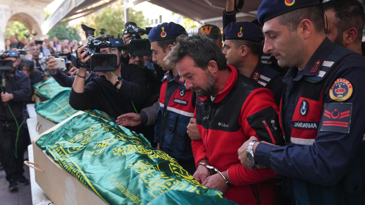 İzmir'deki yangında hayatını kaybeden 5 kardeş son yolculuklarına uğurlandı