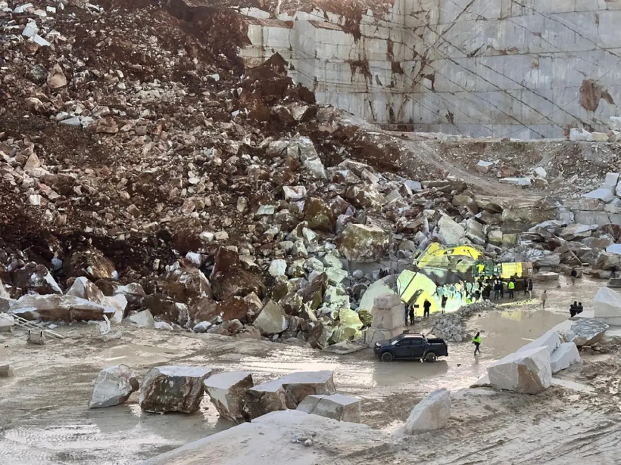 Mermer Ocağı'nda Facia: Toprak Kayması Sonucu 1 İşçi Öldü, Arama  Çalışmaları Sürüyor