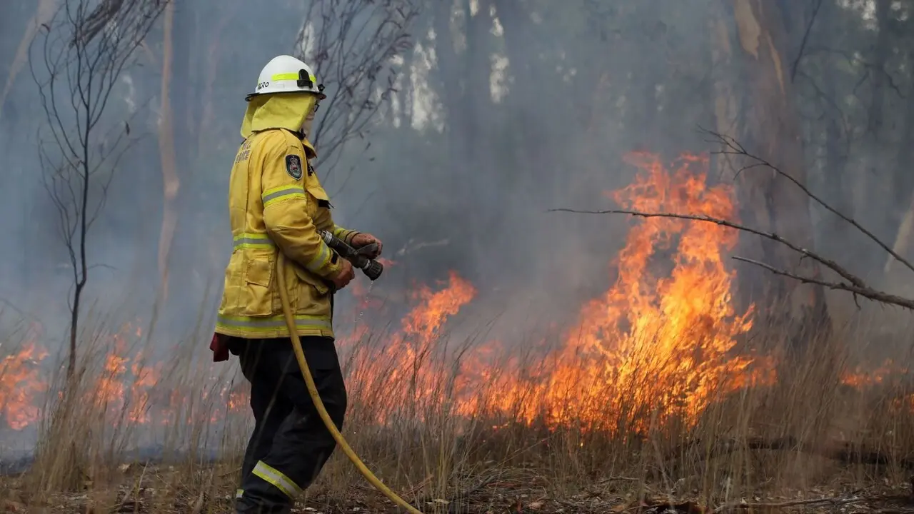 Firefighters battle Grampians National Park bushfire | The Weekly Times