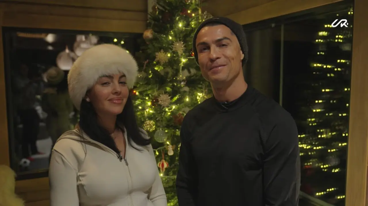 Cristiano Ronaldo'nun ailesiyle Noel keyfi: Eksi 20 derecede havuza daldı! - 1