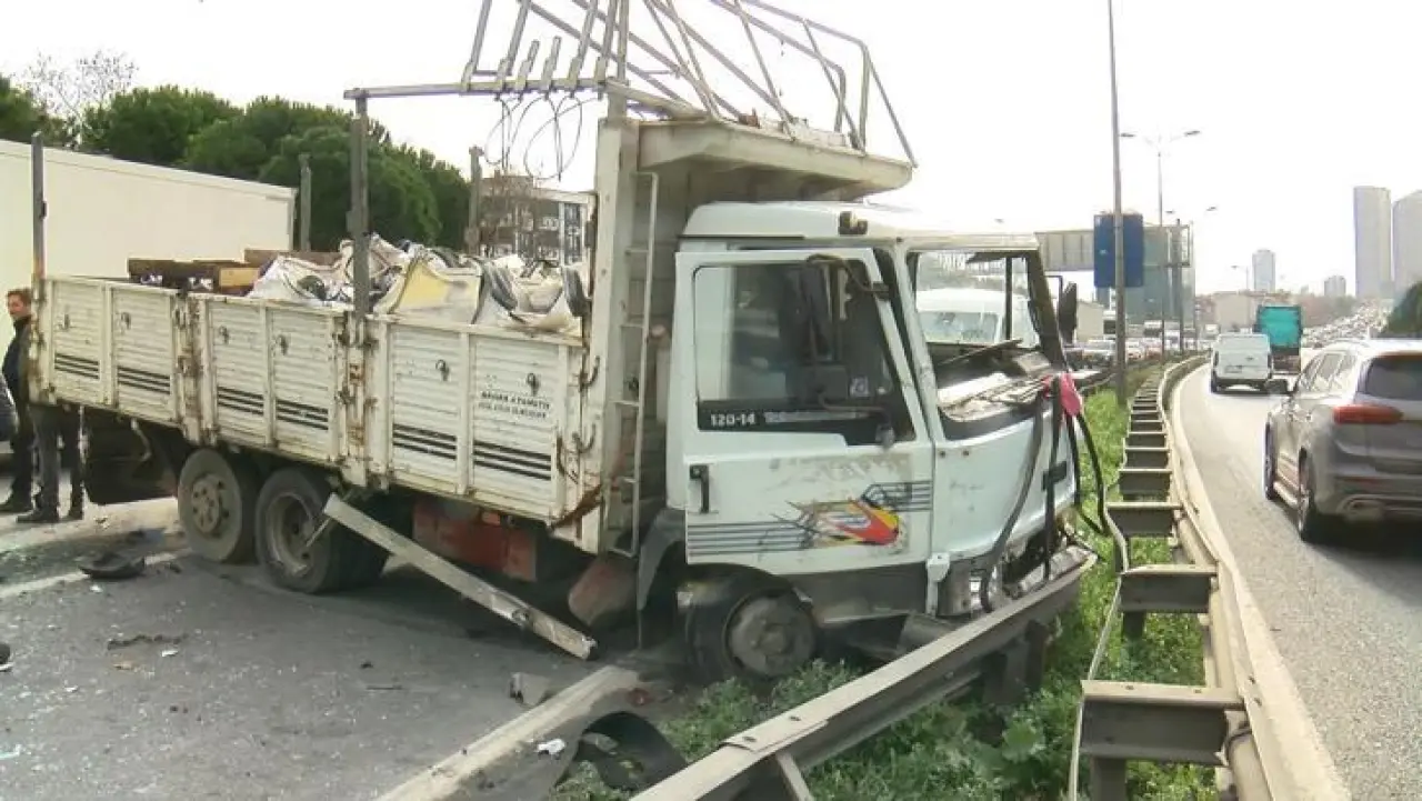 Esenyurt'ta zincirleme kaza: 4'ü çocuk 8 yaralı