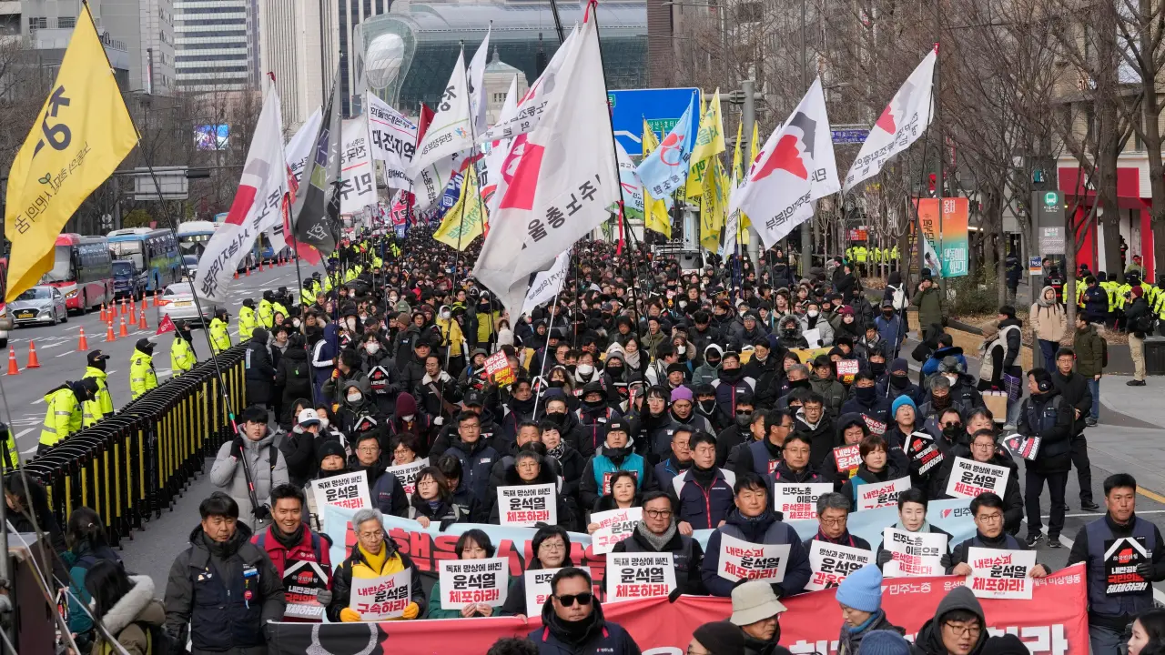 Protesters march to the presidential office after a rally demanding South Korean President Yoon Suk Yeol's impeachment in Seoul, South Korea, Thursday, Dec. 12, 2024. (AP Photo/Ahn Young-joon)