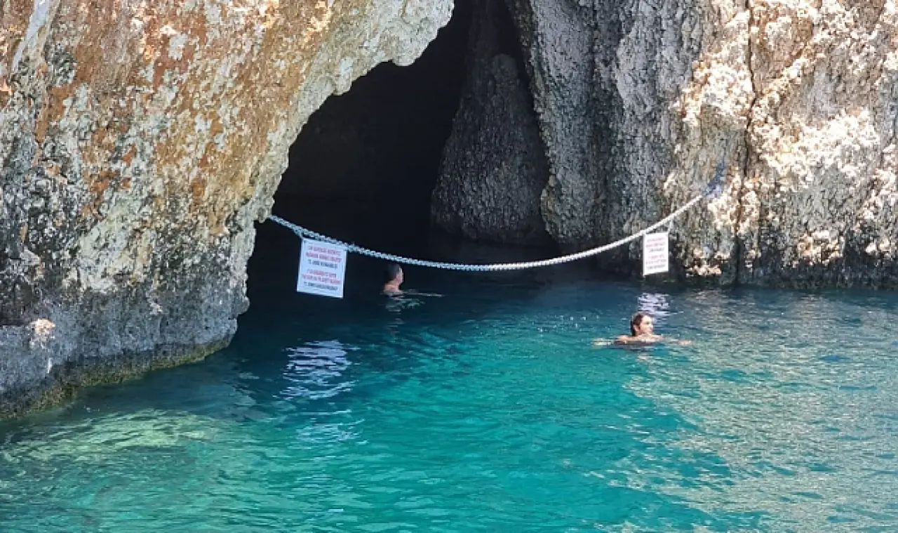 Akdeniz Foku İçin Demre Korsan Mağarasına Zincir Çekildi - Haberler -  TamgaTürk