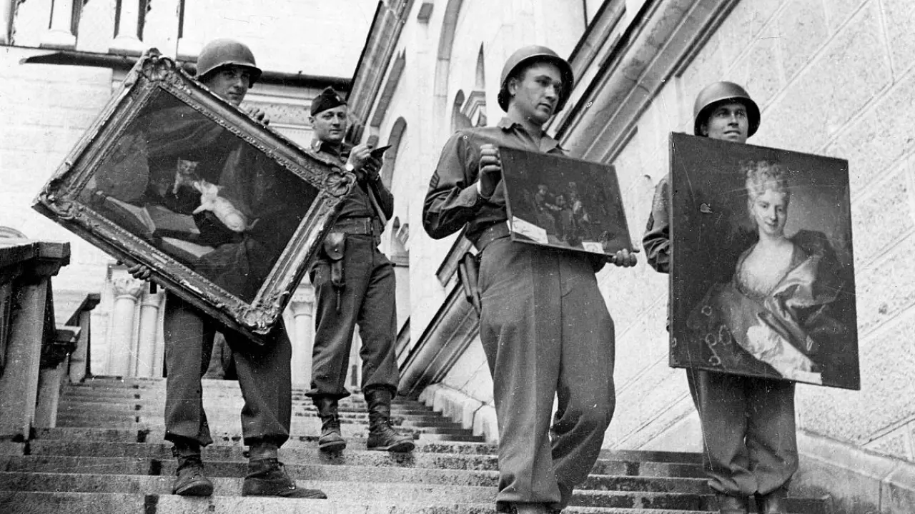 ABD 7. Ordu birlikleri, Avusturya'nın İsviçre sınırı yakınlarındaki Füssen'de bulunan Neuschwantstein Kalesi'nde paha biçilmez bir yağmalanmış sanat hazineleri koleksiyonu buldu, Mayıs 1945.