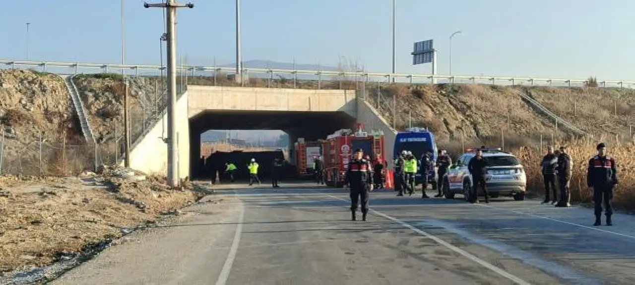 Denizlide işçileri taşıyan midibüs devrildi; 4 ölü