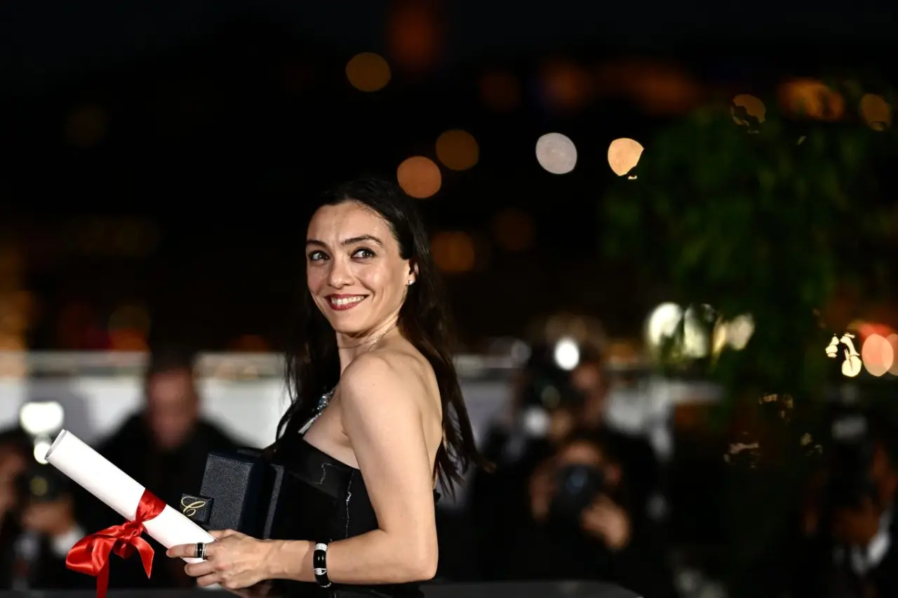 Cannes'da En İyi Kadın Oyuncu seçilen Merve Dizdar'ın başarısı dünya  basınında | Independent Türkçe