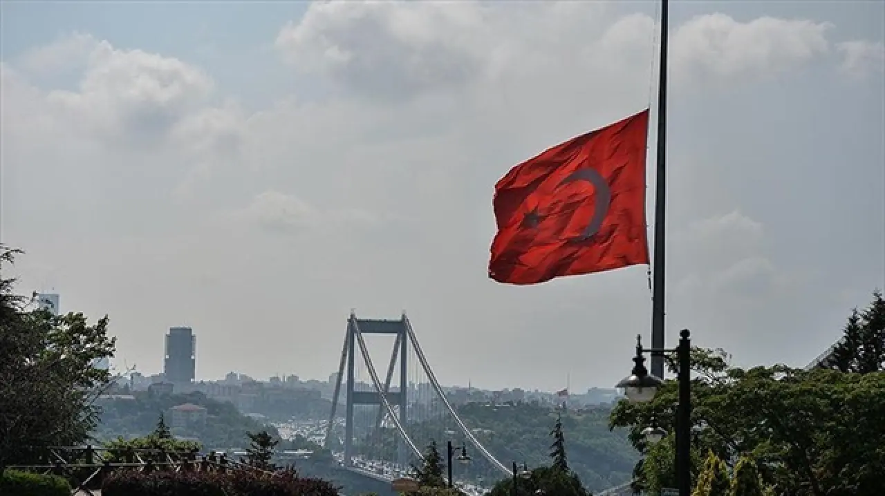 Bayraklar neden yarıya indirildi? Milli yas neden ilan edildi? | Son Dakika  Haberleri