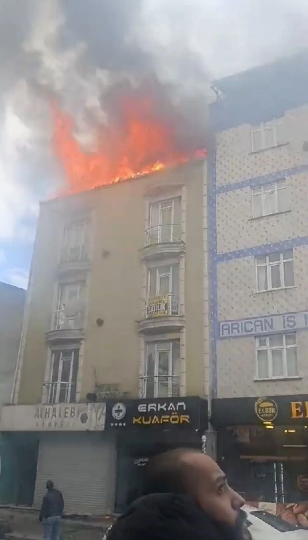 Arnavutköy’de korkutan yangın, çatı alev alev yandı
