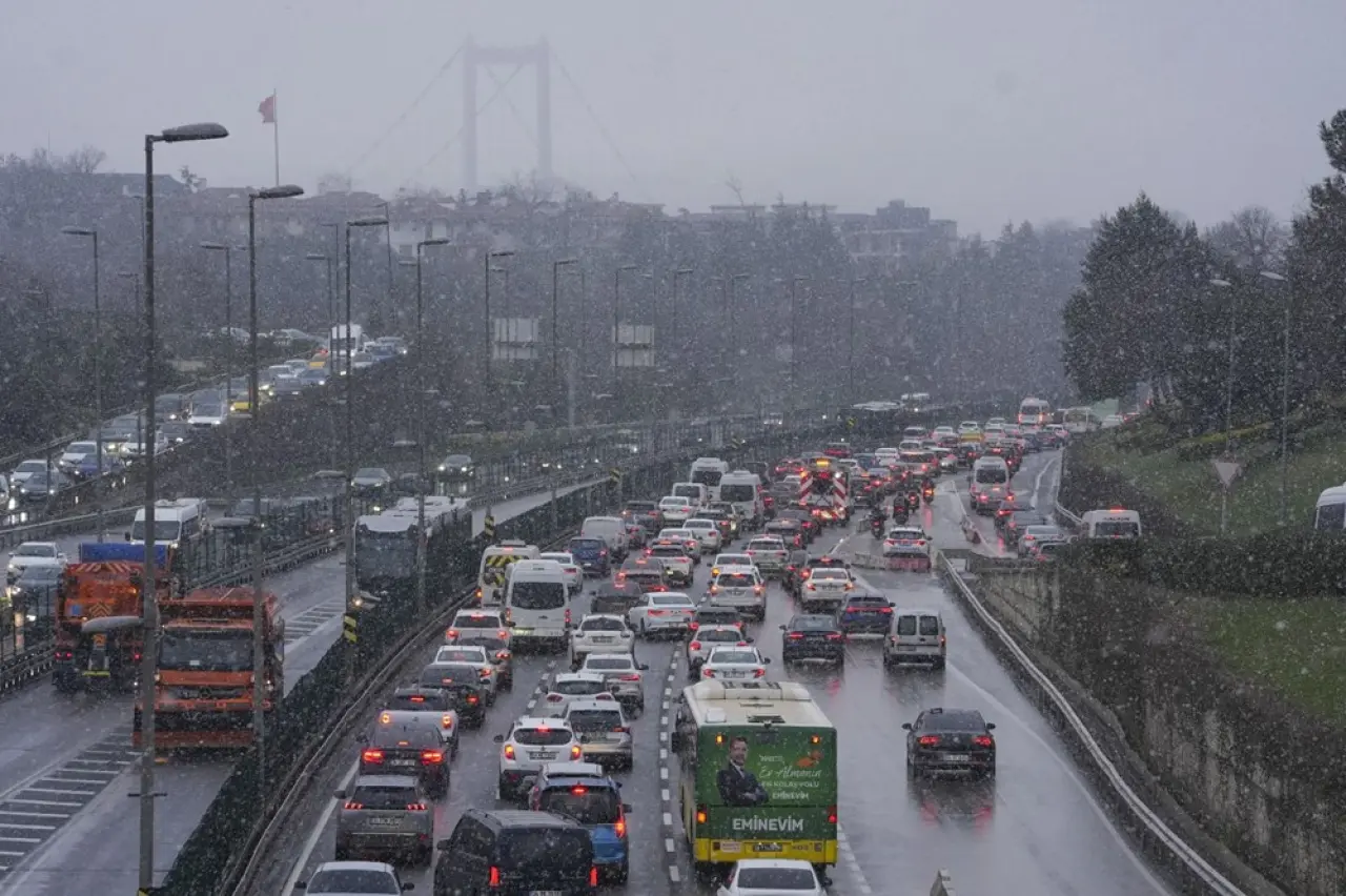 İstanbul’da kar aniden bastırdı, yol beyaza
büründü (Hem meteoroloji hem AKOM uyardı: Bu akşama dikkat!) - 3