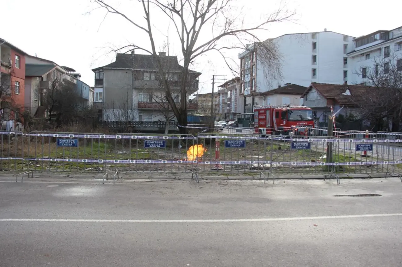 Kocaeli’de
metan gazı paniği: Ekipler olay yerinde, aynı nokta iki gündür yanıyor - 2