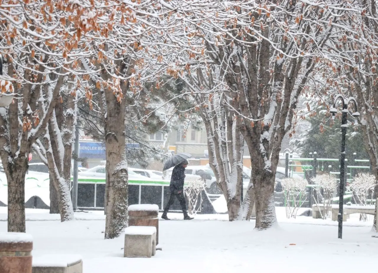 İstanbul’da kar aniden bastırdı, yol beyaza
büründü (Hem meteoroloji hem AKOM uyardı: Bu akşama dikkat!) - 8