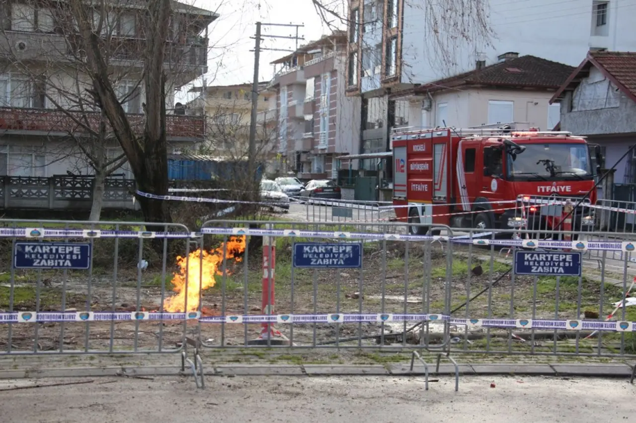 Kocaeli’de
metan gazı paniği: Ekipler olay yerinde, aynı nokta iki gündür yanıyor - 1