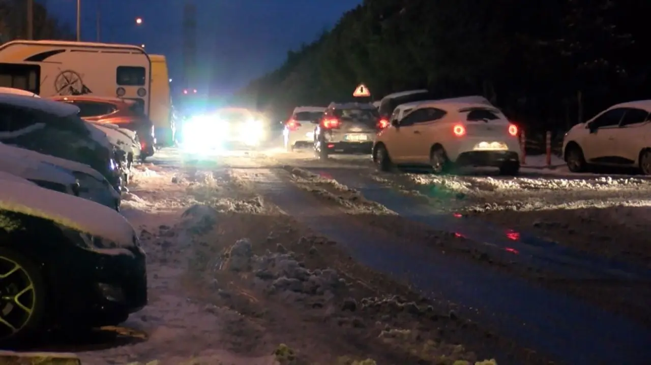 İstanbul’da kar aniden bastırdı, yol beyaza
büründü (Hem meteoroloji hem AKOM uyardı: Bu akşama dikkat!) - 7