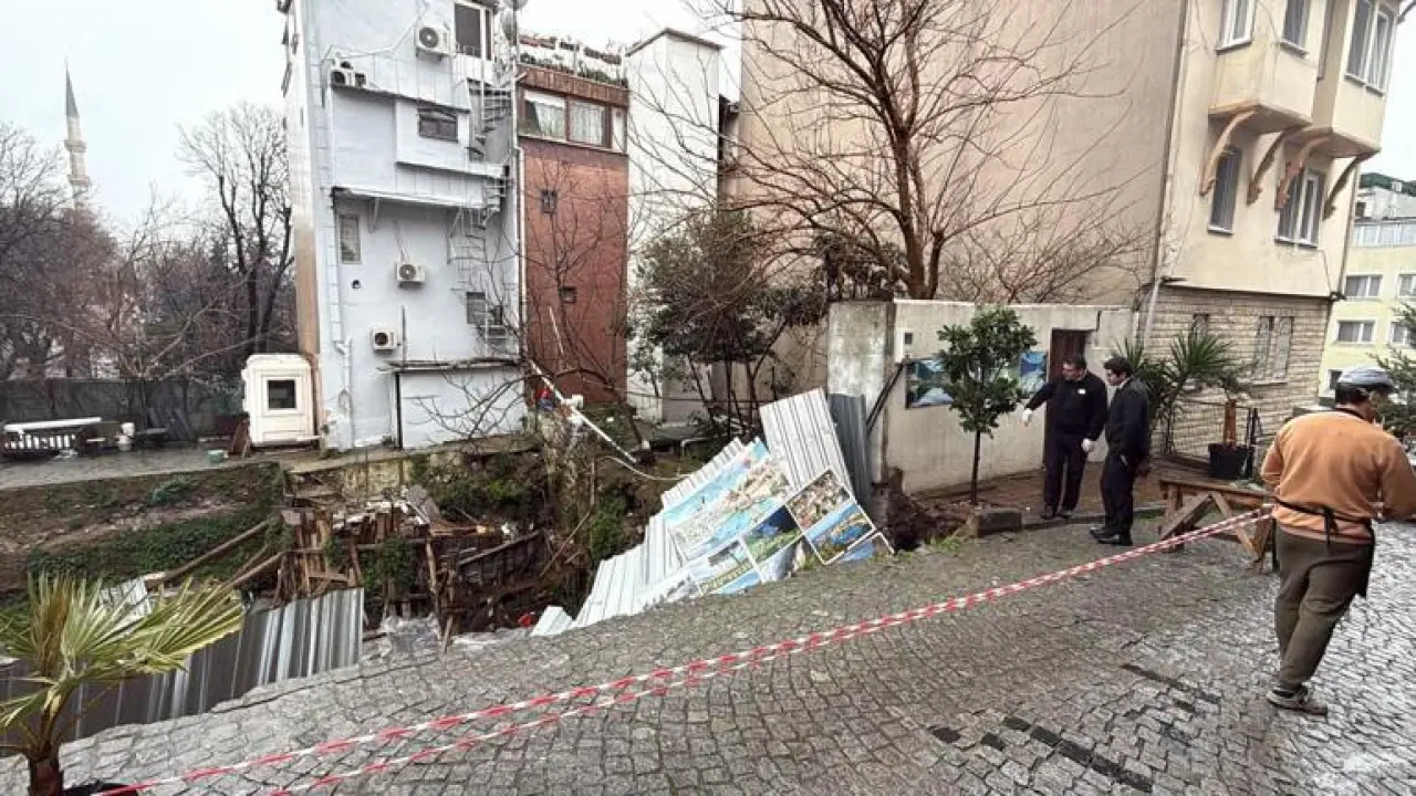 İstanbulda otelin önündeki yol böyle çöktü