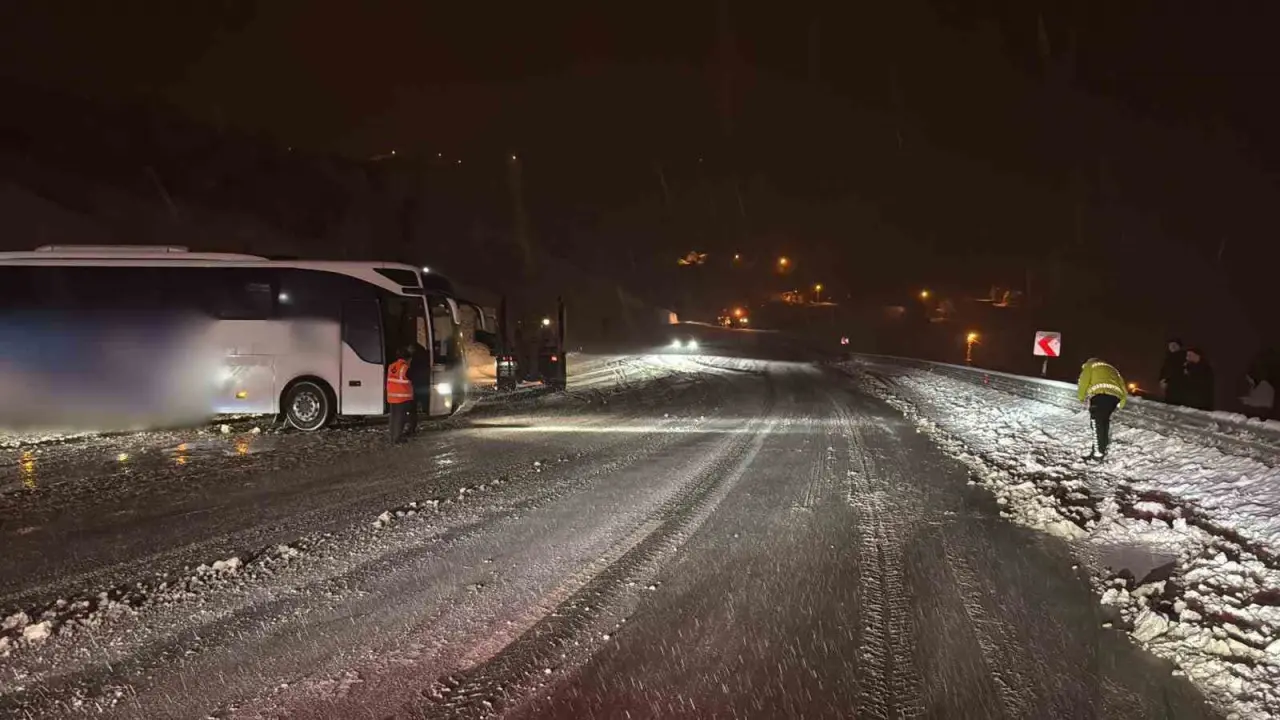 Malatya’da yolcu otobüsü istinat duvarına çarptı: 9 yaralı