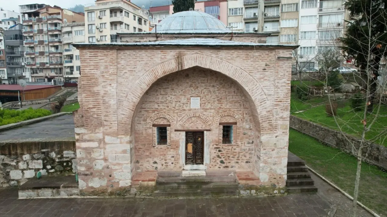 Manisa Fatihi Saruhanbey'in türbesinin kapısı parçalandı: Muhtar yetkililere seslendi - 7