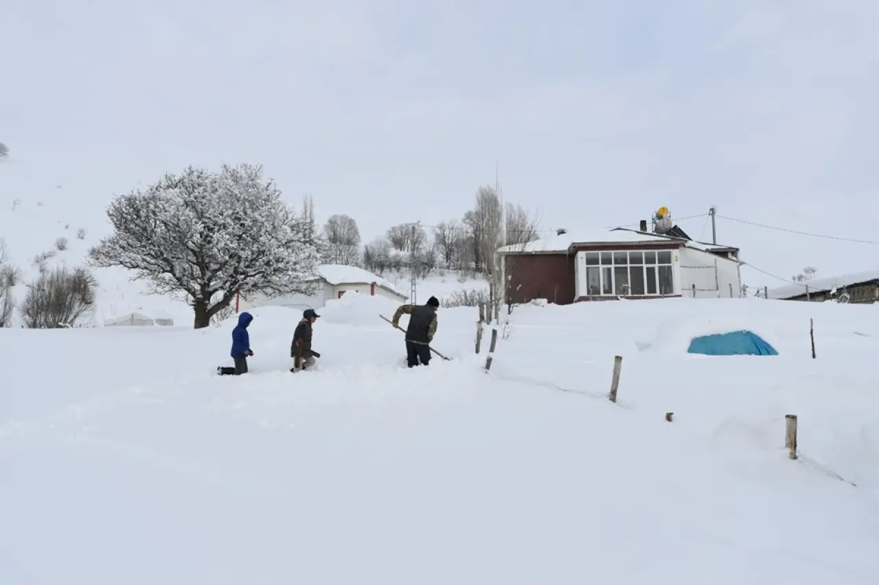 Evler kara gömüldü: "Kar köyü yuttu" - 1