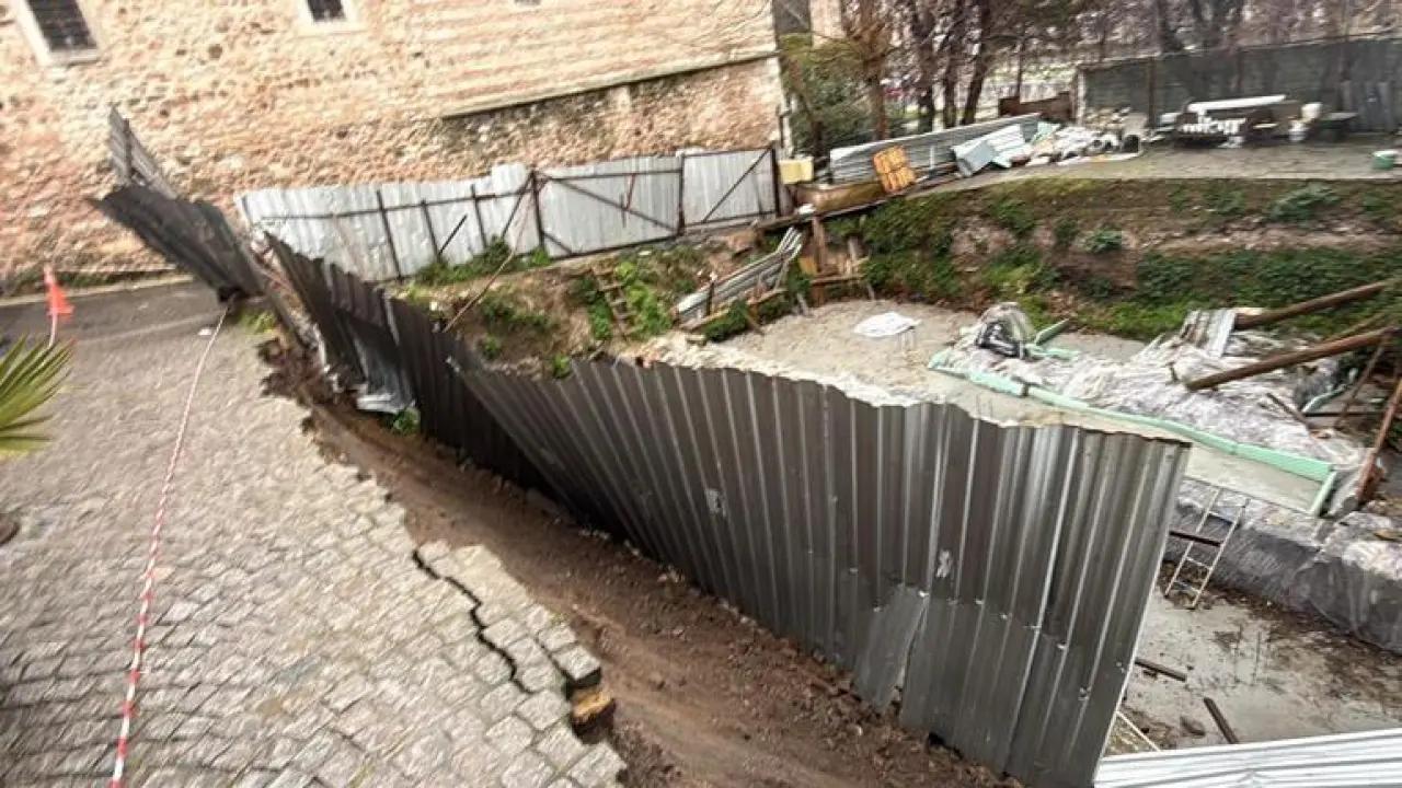 İstanbulda otelin önündeki yol böyle çöktü