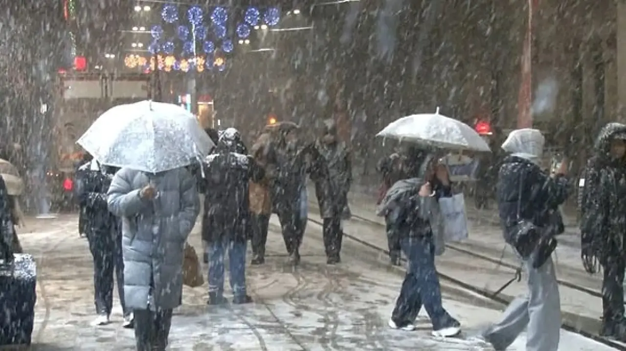 NTV Meteoroloji Editörü Dilek Çalışkan, megakentte kar yağışının bugün daha sık görüleceğini söyledi.