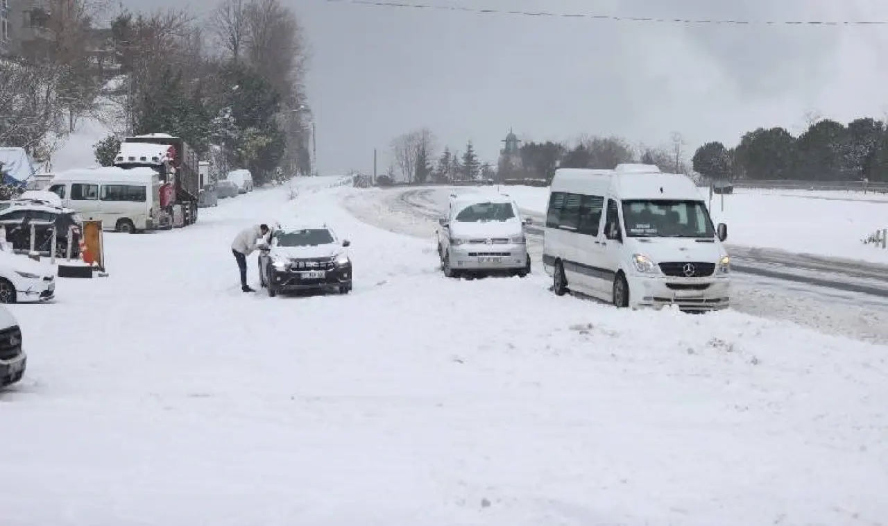 Karadeniz'de kar yağışı... Samsun ve Kastamonu'da 364 yerleşim yerine ulaşılamıyor!