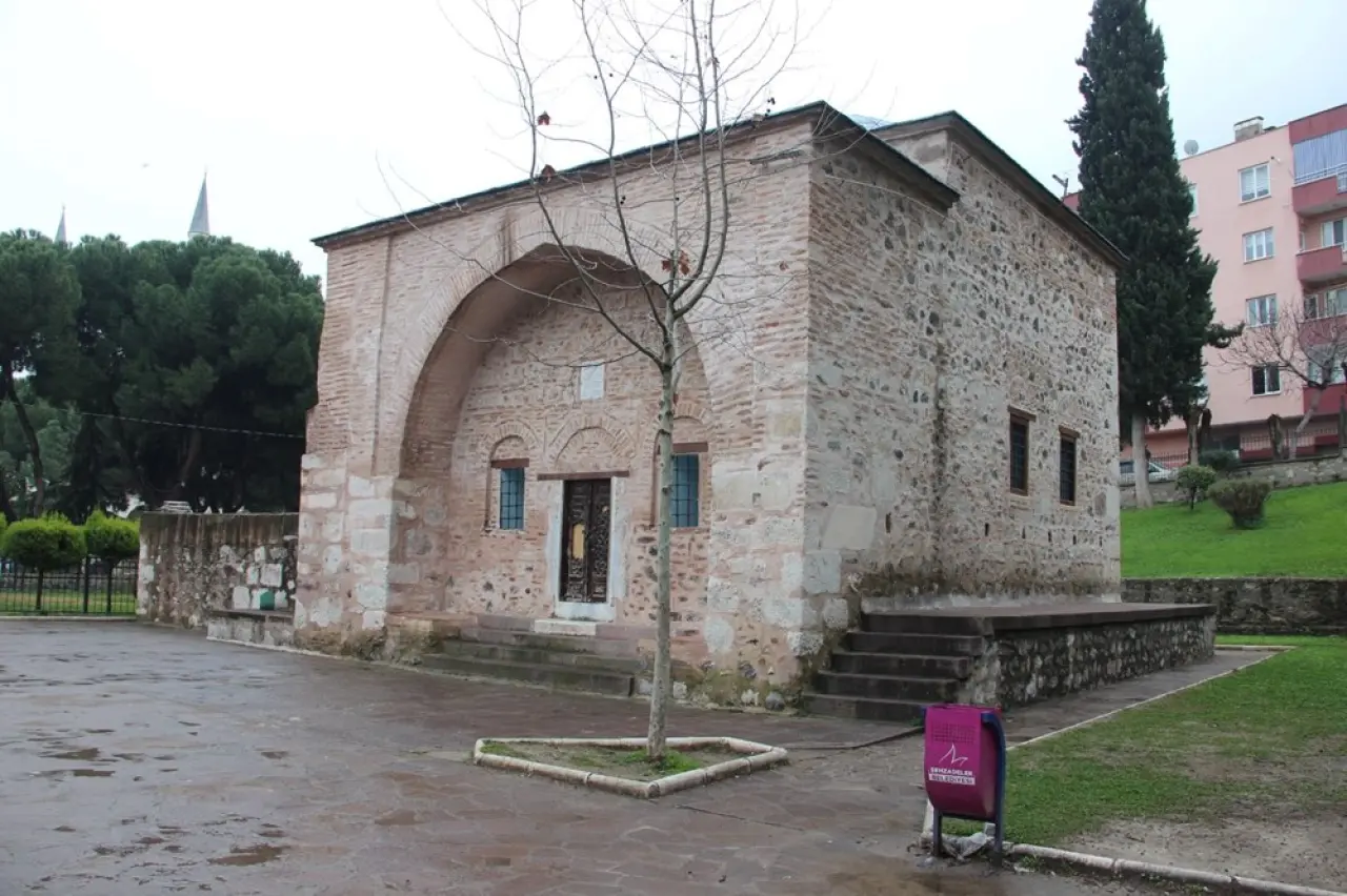 Manisa Fatihi Saruhanbey'in türbesinin kapısı parçalandı: Muhtar yetkililere seslendi - 5