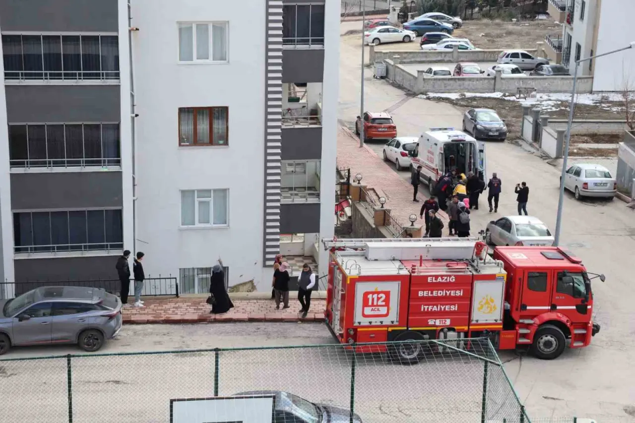 Elazığ’da otomobil apartman boşluna uçtu: 1 yaralı