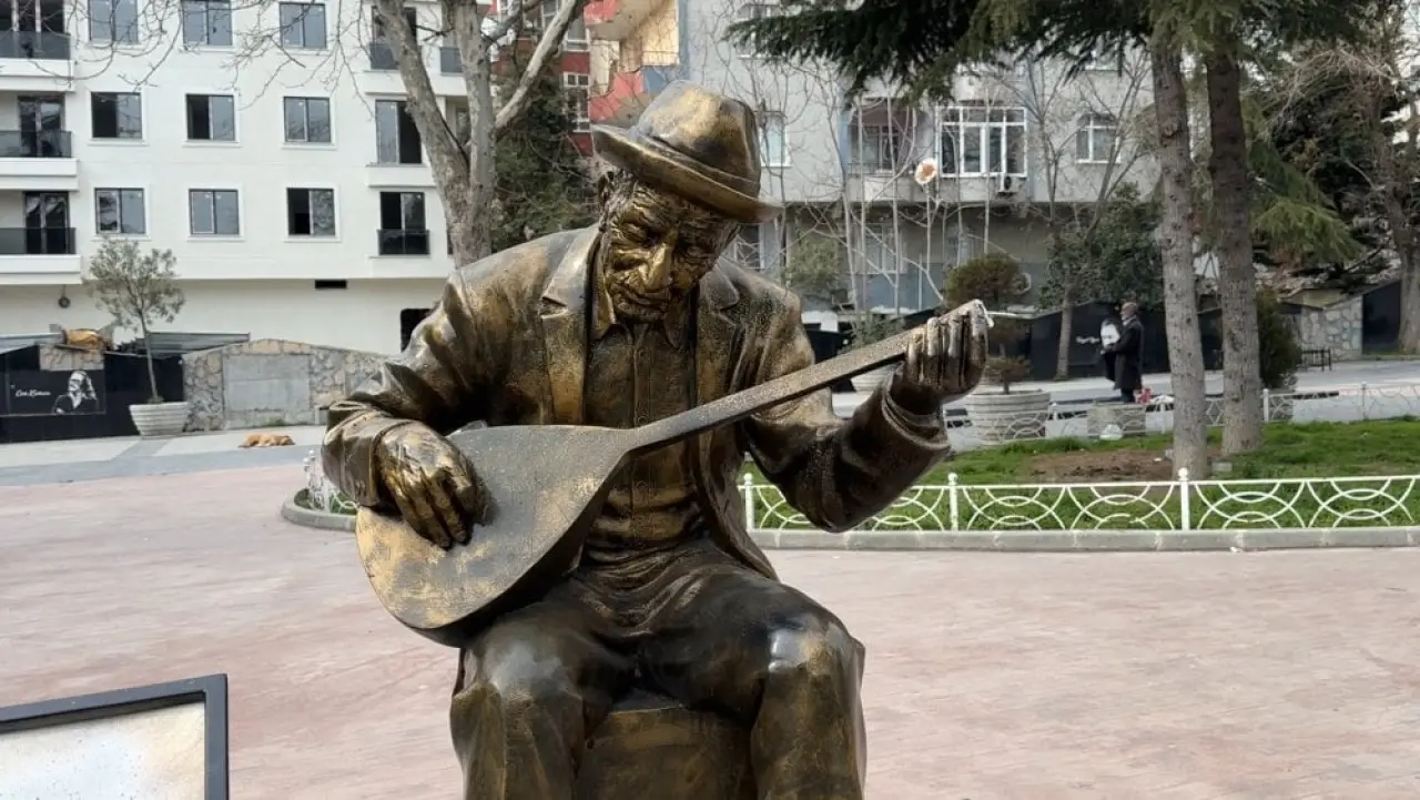 Aşık Veysel’in heykeline çirkin saldırı! Halk ozanımızın sazını yine kırdılar