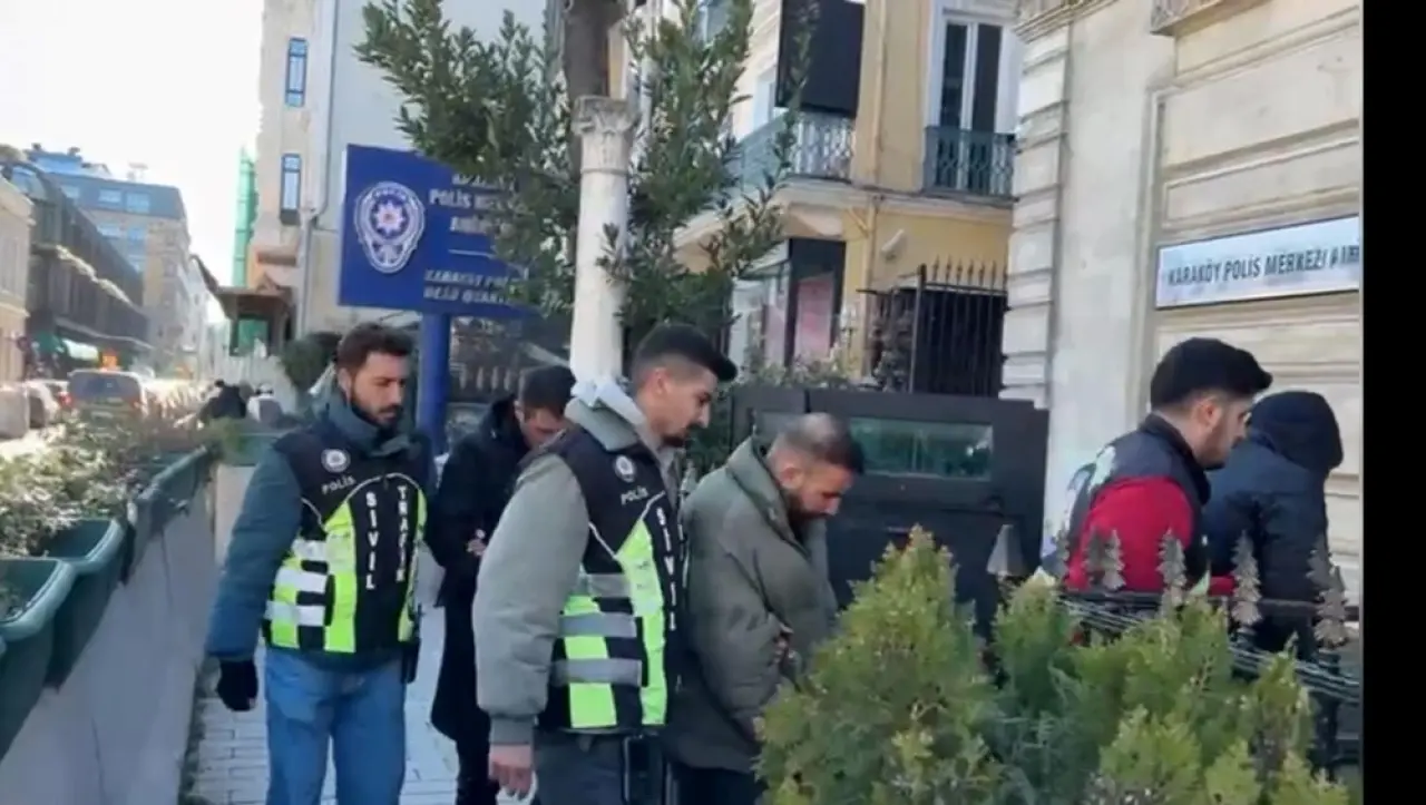 Karaköy sokaklarını mesken tutan korsan otoparkçılara denetim - 4