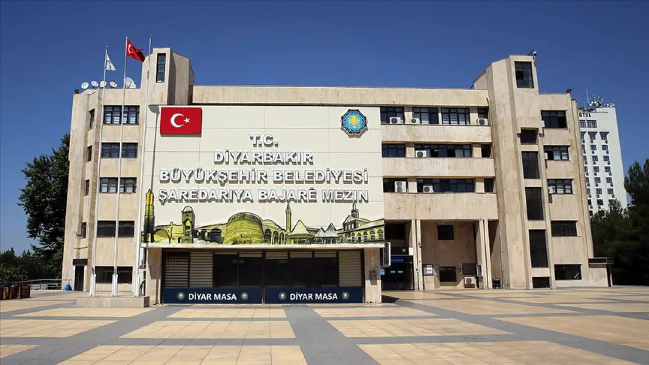 Diyarbakır Büyükşehir Belediyesinde 29 memur yeniden uzaklaştırıldı